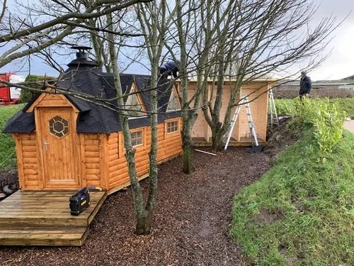Grill Grillkota Hütte – Finnische Grillhütte aus Holz - Skandinavische Grillhütte mit 9,2 m² Fläche, 3 Fenstern und Kuppeldach. Ideal für gesellige Grillabende im Garten. Robuste Holzstruktur und 2 Jahre Herstellergarantie.