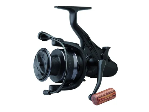 Kinetic Adanaxx Rolle 5000 FS 6+1BB Freilaufrolle - Ideal für das Grundfischen, bietet diese Angelrolle mit Aluminiumspule und 6+1 Kugellagern eine zuverlässige Performance. Perfekt für Süßwasserangeln und sowohl für Rechts- als auch Linkshänder geeignet.