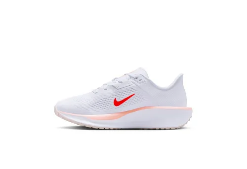 Nike Quest 6 Damenstraßenlaufschuh - Laufschuhe mit optimaler Passform und hohem Komfort, ideal für alle Oberflächen. Die strukturierte Oberfläche sorgt für verbesserte Ballkontrolle und zuverlässige Traktion.