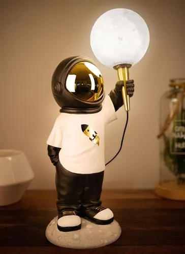 BRUBAKER Astronauten Tischlampe - 46 cm Weltraum Nachttischlampe - Tischlampen mit faszinierender Mondlandschaft und stylischem Astronauten-Design. USB-C betrieben für Flexibilität und moderne LED-Beleuchtung für stimmungsvolle Akzente.