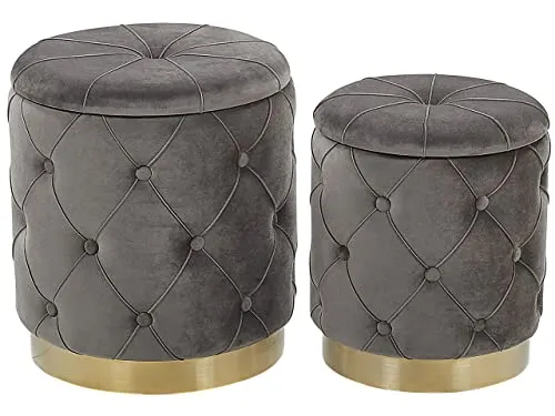 Runder Pouf im 2er Set Samt grau - Chesterfield Stil - Stilvolle Hocker im angesagten Chesterfield-Stil mit Knopfsteppung. Hochwertiger Samtbezug und praktischer Stauraum unter dem Deckel machen dieses 2er Set zur perfekten Ergänzung für Ihr Zuhause.
