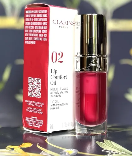 CLARINS Lip Comfort Oil 02 Raspberry 7 ml - Lippenpflege mit 93% natürlichen Inhaltsstoffen, nährt und schützt die Lippen mit biologischen Ölen für einen strahlenden Glanz und intensive Pflege.