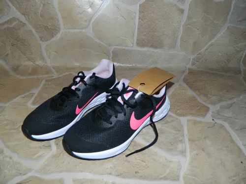 Nike Revolution 6 NN GS - Laufschuhe in Schwarz/Pink, Gr. 37,5 - Jugendliche Sportschuhe, ideal für aktive Kids, mit atmungsaktiver Oberfläche und optimalem Komfort für jeden Lauf.