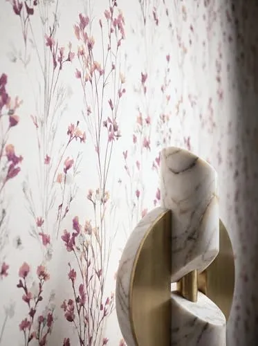 Newroom Vliestapete Purpur Blumen für Wohnzimmer und Schlafzimmer - Florale Wanddeko mit Vlies Struktur edle Blütenlinien Romantisch Made in Germany 10,05x0,53m versetzter Ansatz Wandgestaltung