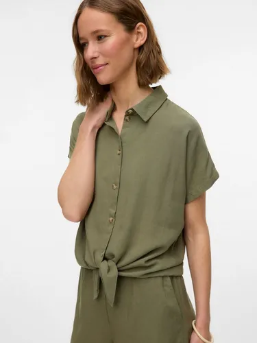 Vero Moda Kurzarmbluse VMTHEA SS TIE SHIRT WVN NOOS - Vielseitige Kurzarmbluse aus Viskosemischung für entspannte Outfits. Mit Knopfleiste und lockerem Schnitt ideal für Freizeit und besondere Anlässe. Kombiniere sie mit Chinos oder Jeans für einen eleganten Look.