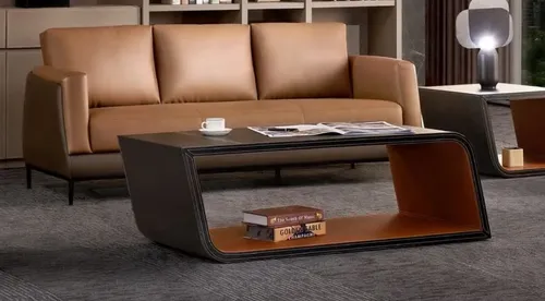 Design Couchtisch aus Leder – Moderner Kaffeetisch für Ihr Wohnzimmer - Dieser stilvolle Couchtisch aus Leder bietet eine elegante Ergänzung für Ihr Wohnzimmer. Mit seinen kompakten Maßen von 135 x 65 x 43,5 cm und der modernen Form ist er ideal für jeden Raum.