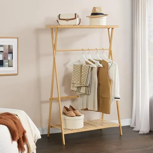 [en.casa] Garderobenständer Horten - Bambus Kleiderständer mit 2 Ablagen - Kleiderständer aus nachhaltigem Bambus mit stabiler Kleiderstange und 2 Ablagen für Jacken und Schuhe. Ideal für Eingangsbereiche oder Schlafzimmer.