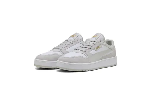 PUMA Court Classic Sneakers aus Wildleder für Erwachsene, Gr. 47 - Sneaker mit SOFTFOAM+ Einlegesohle für optimale Dämpfung und Komfort. Perfekt für jeden Anlass und mit stylischen Metallic-Akzenten.
