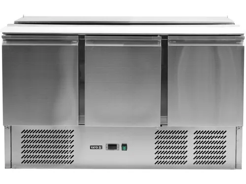 Kühltisch mit 3 Türen und Abdeckung, 240W, 368L - Robuster Kühltisch für professionelle Küchen mit 3 Türen, ideal für die Aufbewahrung von Lebensmitteln. Kompakte Maße: 1365 x 700 x 876 mm, hohe Energieeffizienz, für den täglichen Einsatz geeignet.