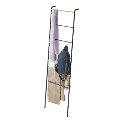 Yamazaki 2813 TOWER Lehnende Kleiderleiter - Kleiderständer im eleganten, minimalistischen Design, ideal zum Aufbewahren von Kleidungsstücken und Accessoires. Einfach an die Wand zu lehnen und aus hochwertigen Materialien gefertigt.