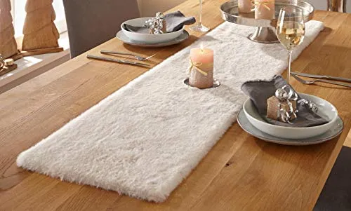Tischläufer Kunstfell beige 33x140 cm - Eleganter Tischläufer aus Kunstfell in beige, ideal für individuelle Dekorationen. Erhältlich in verschiedenen Größen und Ausführungen.