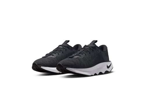 NIKE WMNS MOTIVA Trainingsschuh für Damen, Gr. 37,5, Schwarz - Der NIKE WMNS MOTIVA Trainingsschuh bietet optimalen Halt und Dämpfung durch die Cushlon-Mittelsohle. Ideal für Fitness und Aerobic, leicht zu reinigen und mit anpassbarer Schnürung für perfekten Sitz.