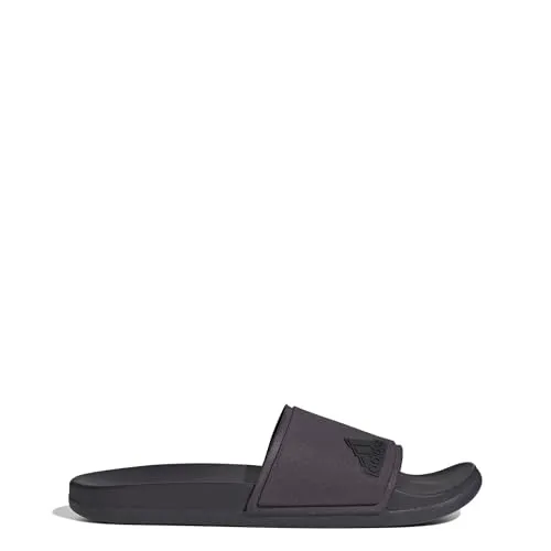 adidas Sportswear COMFORT ADILETTE Badesandale lila 48,5 EU - Badeschuhe für sportliche Freizeitanlässe, komfortable Passform und stylisches Design in lila, ideal für Schwimmen und Strandbesuche.