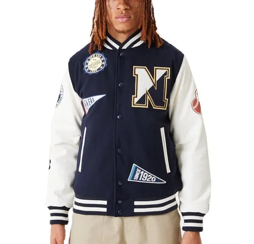 New Era Varsity College Jacke - Heritage All Over Patch - XXL - Stylische Baseball-Jacke für Herren, gefüttert und ideal für Freizeitaktivitäten. Hochwertige Verarbeitung in Navy für einen trendigen Look.