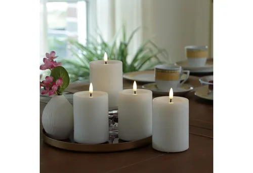 LED Kerzenset UNIQUE Rustik-Optik 4er Set mit Fernbedienung - Kerzen - 4er Set aus Echtwachs in Rustik-Optik, inkl. Fernbedienung und Batterien. Ideal für stimmungsvolle Dekoration und anpassbare Helligkeit in 3 Stufen.