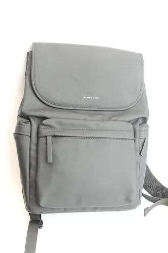 KAPTEN & SON Viborg All Black Rucksack - Stylischer Unisex-Rucksack mit erweiterbarem Volumen von 14-16 Litern, ideal für 16'' Laptops und ausgestattet mit mehreren praktischen Fächern für organisiertes Packen.