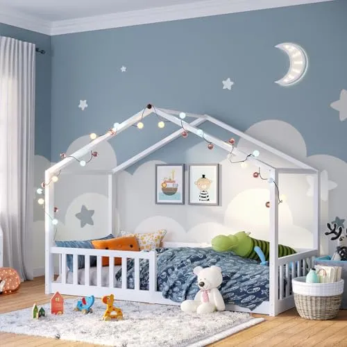 Bellabino Hausbett Bia - bodentiefes Kinderbett (80x160 cm) mit Rolllattenrost und Rausfallschutz - Abenteuerbetten: Das Bellabino Hausbett Bia vereint Sicherheit und Spielspaß mit einem Rausfallschutz und einem stabilen Rolllattenrost für unbeschwerten Schlaf.