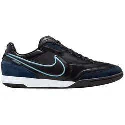 Nike Tiempo Streetgato IC - Shadow Edition - Der Nike Tiempo Streetgato IC in der Shadow Edition vereint ikonisches Design mit optimalem Komfort. Ideal für Hallen- und Street-Fußball, bietet er hervorragenden Grip und präzise Ballkontrolle für kreative Spieler.