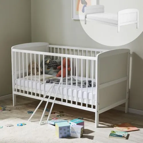 Umbaubares Babybett 70x140 – Höhenverstellbar & herausnehmbare Sprossen - Babybett & Juniorbett in einem, mit dreifach verstellbarem Lattenrost und extra Rausfallschutz. Hergestellt in der EU aus Kiefern-Vollholz, bietet es maximale Sicherheit für Ihr Kind.