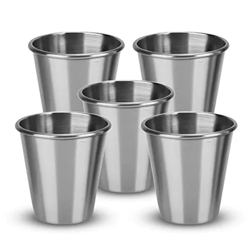 Intirilife 5x Stapelbare Edelstahl Becher in 65 ml - Camping Outdoor Metall Becher Glas Schapsbecher, Schnapsglas- wiederverwendbar, bruchsicher BAP-frei ohne Plastik Barware für Restaurant Bistro Bar
