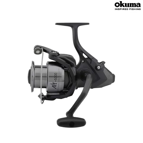 Okuma AK-5000 Baitfeeder Freilaufrolle - Ideal für Feeder- und Karpfenangeln - Angelrollen mit korrosionsbeständigem Graphit-Körper und automatischem Freilaufsystem. Perfekt für Friedfischangler, die auf Leistung und Zuverlässigkeit setzen.