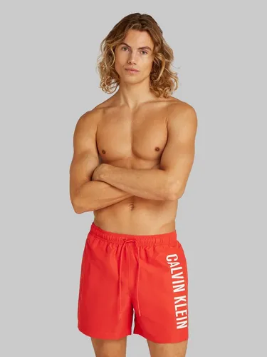 Calvin Klein Swimwear Badeshorts MEDIUM DRAWSTRING - Rot XXL (56) - Herren-Bademode mit großem Logo in Flaming Chili, elastischem Bund und praktischen Eingrifftaschen für optimalen Komfort am Strand.