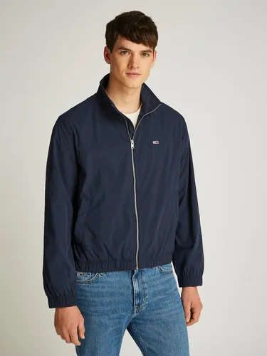 Tommy Jeans Plus Allwetterjacke TJM ESSENTIAL JACKET EXT in Großen Größen - Entdecke die windabweisende Allwetterjacke »TJM ESSENTIAL JACKET EXT« von Tommy Jeans Plus. Ideal für wechselhaftes Wetter, bietet sie Komfort und Stil mit praktischen Eingrifftaschen und elastischen Bündchen.