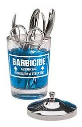 Barbicide Desinfektionsflasche für Maniküre - Die Barbicide Desinfektionsflasche ist ideal für die hygienische Reinigung von Maniküre-Werkzeugen. Füllen Sie die Flasche mit Desinfektionsmittel und tauchen Sie Ihre Instrumente für optimale Sauberkeit ein. 120 ml Fassungsvermögen.