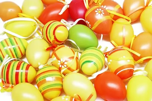 KAMACA 30 Bunte Ostereier aus Kunststoff mit Bändchen zum Aufhängen Hängedeko für Osterstrauß Kunststoffeier Osterdeko Deko zu Ostern Osterzeit (30 Stück Bunt mit Motiv 6cm)