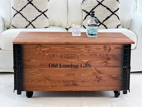 Vintage Couchtisch Truhe aus massivem Holz - Eleganter Wohnzimmertisch im Vintage-Stil, aus hochwertigem Massivholz gefertigt, bietet Stauraum und ist ideal für gemütliche Abende im Wohnzimmer.