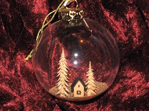 Christbaumkugel mit Miniaturschnitzerei Haus und Baum 8cm