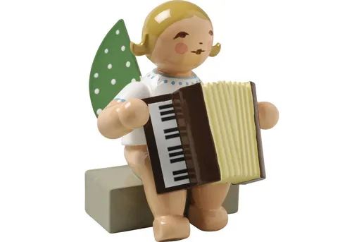 Wendt & Kühn Engel mit Akkordeon, sitzend - Figuren & Skulpturen – Handbemalte Erzgebirgsfigur mit nostalgischem Charme, ideal als Geschenk oder für Sammler, erhältlich mit blonden oder braunen Haaren.