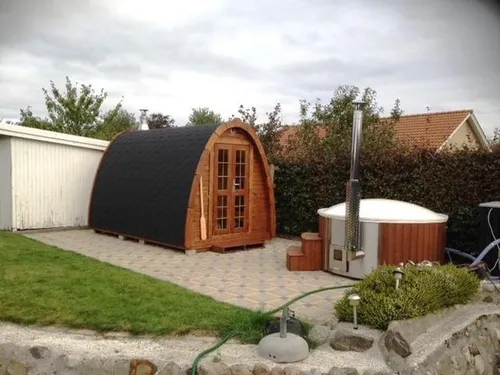 Saunahütte Holzsauna Naturfasssauna für den Außenbereich - Komfortable 4-Personen-Sauna aus hochwertigem Kiefernholz, mit elektrischer Heizung und kompakten Maßen (3 x 2,4 x 2,6 m) für entspannende Momente im Freien.