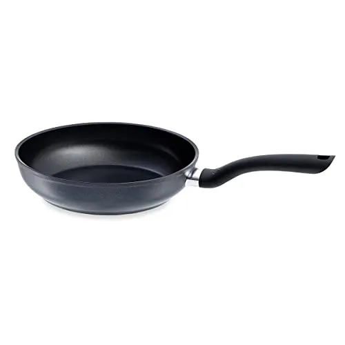 Fissler Bratpfanne Cenit® 20 cm, Schwarz - Hochwertige Bratpfanne mit 3-Schicht-Antihaftbeschichtung für schonendes Braten. Ergonomischer Griff und induktionsgeeignet, ideal für alle Herdarten.