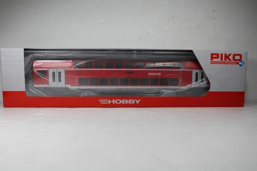 Piko H0 58803 Doppelstockwagen der DB AG 2. Klasse - Personenwagen der DB AG mit exakten Nachbildungen, feiner Lackierung und Lichtwechsel. Ideal für Modellbahnliebhaber, die Wert auf Detailtreue legen.