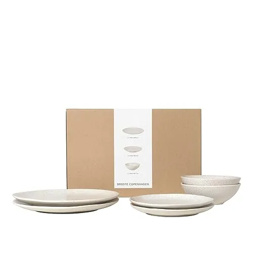 Broste Copenhagen Nordic Vanilla Geschirrset für Zwei - Elegantes Essservice im skandinavischen Design, bestehend aus 2 Speisetellern, 2 Frühstückstellern und 2 Bowls, ideal für gemütliche Mittagessen. Hochwertiges Steingut, mikrowellen- und spülmaschinenfest.