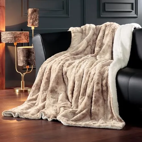 Delindo Lifestyle Webpelzdecke Kingston Creme Beige - Kuschelige XXL Wohndecke - Bettdecken in Lammfelloptik, flauschig und maschinenwaschbar. Ideal für gemütliche Abende auf dem Sofa, Größe 220x240 cm.
