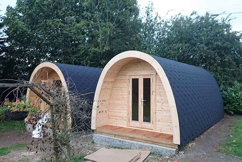 Wochenendhaus Camping Haus – Skandinavisches Gartenhaus - Geräumiges Gartenhaus aus Kiefernholz mit wasserdichtem Dach. Ideal für Freizeit und Erholung. Maße: 4,8 x 3,25 x 2,75 m, einfache Montage durch Steck- und Schraubsystem.