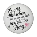 Produktbild: Es gibt Menschen, die passen perfekt ins Herz Magnet Eleganter Magnet mit schwarzem kursivem Text Perfekt ins Herz auf weißem Hintergrund verziert mit rosa Akzenten