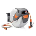 Produktbild: FUXTEC automatische Schlauchtrommel FX-WSA30 – 30 m Gartenschlauch ½ Zoll – Schlauchaufroller zur Wandmontage inkl. Handbrause und Anschlüssen – 180° schwenkbar (65x29x46 cm)