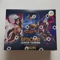 Produktbild: Riftbound League of Legends Origins TCG Display (24 Booster) ENG NEU IN Hand