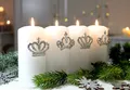 Produktbild: LB H&F Lilienburg Stumpenkerze 4er SET Kerzenpin Kerzenpic Verzierung Kerze Kerzen (Taufe Kommunion Kerzendeko Kerzenstecker Adventskerzen Kerzenstecker Krone Deko Tischdeko barock Ornament Verzierung Adventsdeko Hochzeit royal Strass glitzer edel Hochzeitsdeko Geschenk Geschenkidee)