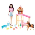 Produktbild: Barbie Spielzeugstall-Spielset mit Modepuppe, kleinem Spielzeugpony und mehr als 10 Zubehörteilen, inspiriert von Barbie Mysteries: Das geheimnisvolle Pferdeabenteuer“, HXJ40