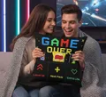 Produktbild: KAMACA Gamerkissen Dekokissen mit weicher Füllung 43 x 43 cm mit 3 befüllbaren Taschen für Snacks Wichtelgeschenk Gamer Zocker Kollegen für Gaming Weihnachten (Game Over A)