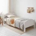 Produktbild: Massivholzbett FLIMS aus massiver Kiefer in weiß, stabiles Bett in 90 x 200 cm, schönes Bettgestell mit Fuß- und Kopfteil