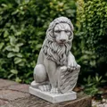 Produktbild: Löwe mit Schild links Steinfigur H.40 cm Grau 15 kg Weißbeton frostsicher
