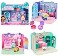 Produktbild: Gabby‘s Dollhouse Deluxe Raum, Zimmer mit Katzen Figur, Möbelstücke und 2 Überraschungsboxen mit thematischen Zubehörteilen, geeignet für Kinder ab 3 Jahren