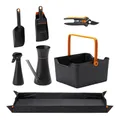 Produktbild: Fiskars Gartenwerkzeuge-Set, 7-teilig, Floristenschere SP14, Pflanzschaufel mit Bürste, Handschaufel, Pflanzmatte, Aufbewahrungsbox, 0,3-l-Pflanzensprüher, 1,2-l-Gießkanne mit Deckel, 1076797