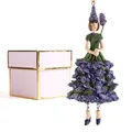 Produktbild: ROSEMARIE SCHULZ Heidelberg Dekofigur Lavendelmädchen zum Hängen mit Geschenkbox/Lavendel Figur/Dekofigur/Blumen Skulptur/Gartenfigur für den Innenbereich