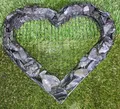 Produktbild: Herz Gitter Grabschmuck Grabgestaltung Gartendekoration mit Buntsteinen Glassteinen Natursteinen Füllart: Natursteine Farbe Steine: Schiefer
